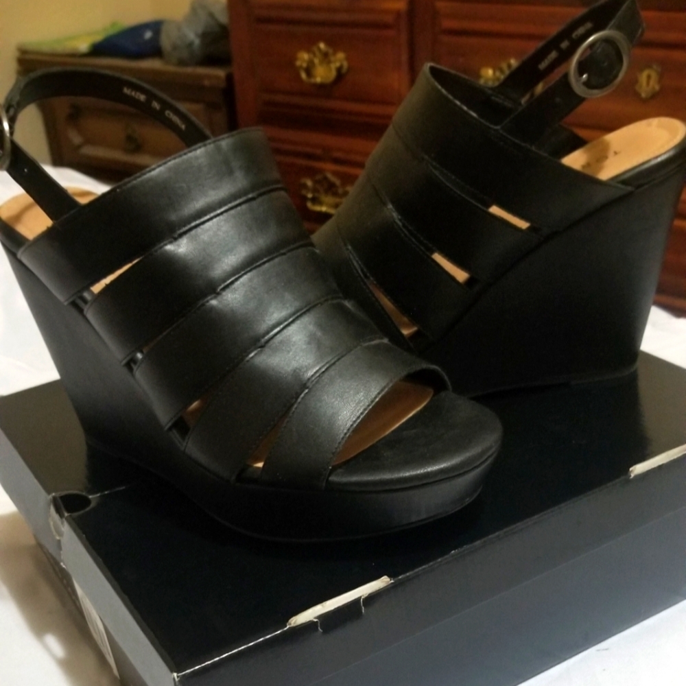Torrid,12W Black strappy Wedges